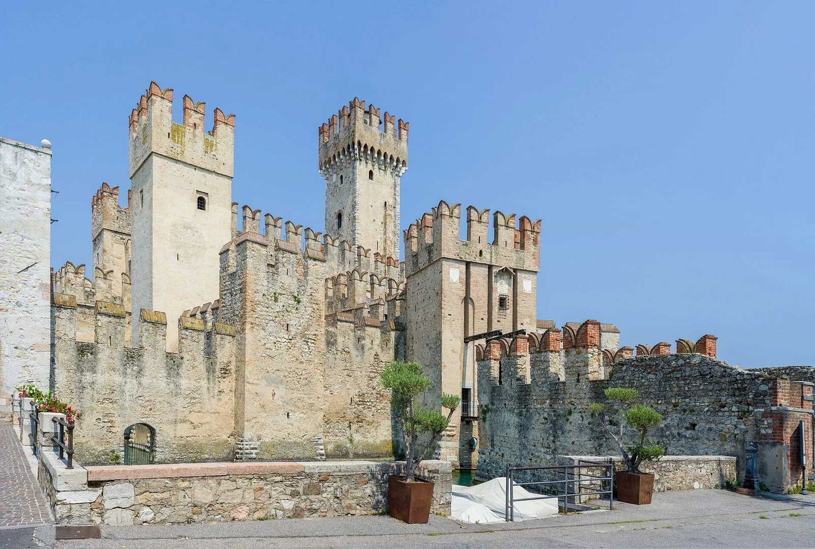 Il Castello Scaligero di Sirmione visto dal lato sud